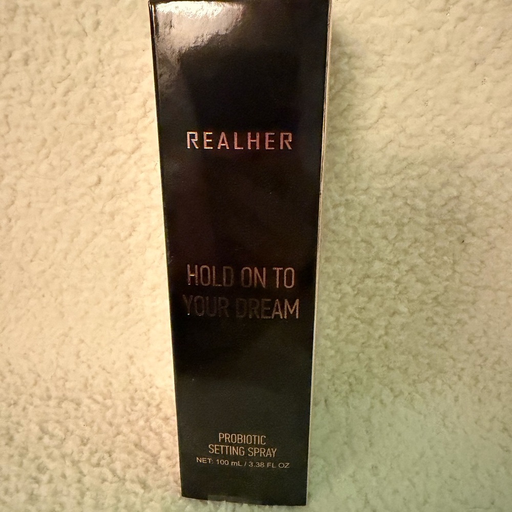 RealHer Hold On To Your Dream Setting Spray - Black